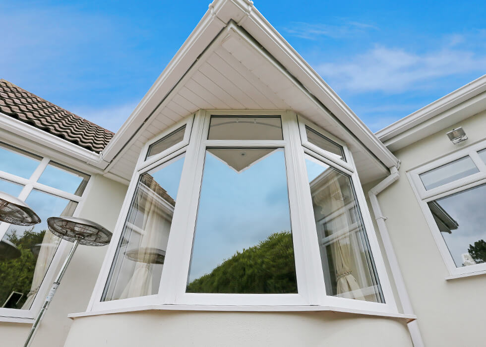 https://www.stedek.co.uk/wp-content/uploads/2018/04/White-uPVC-bow-window-close-up.jpg